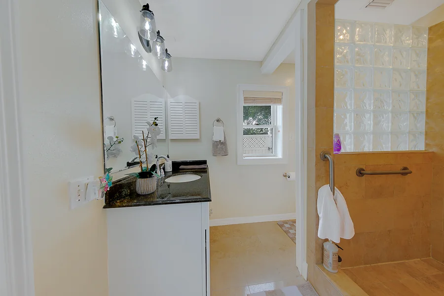 Real estate photography — 2017 Cove Drive, Largo, Florida, 33774 | 4D Productions