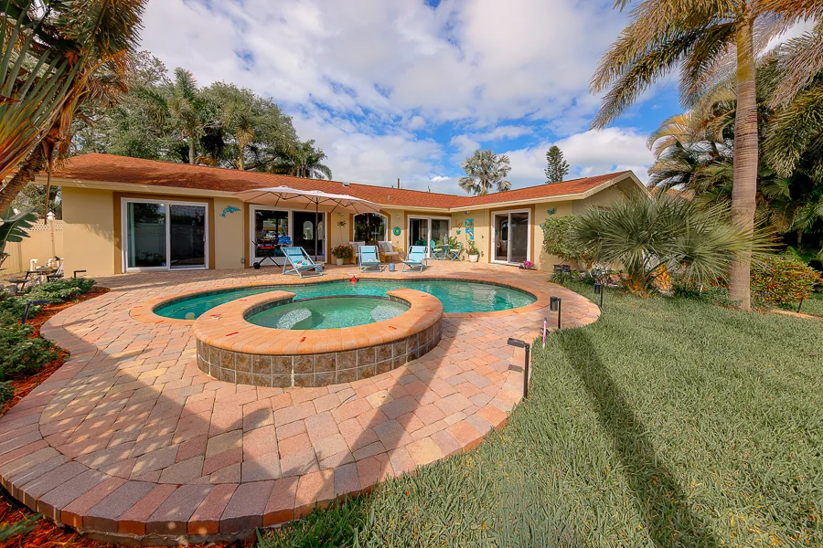 Real estate photography — 2017 Cove Drive, Largo, Florida, 33774 | 4D Productions