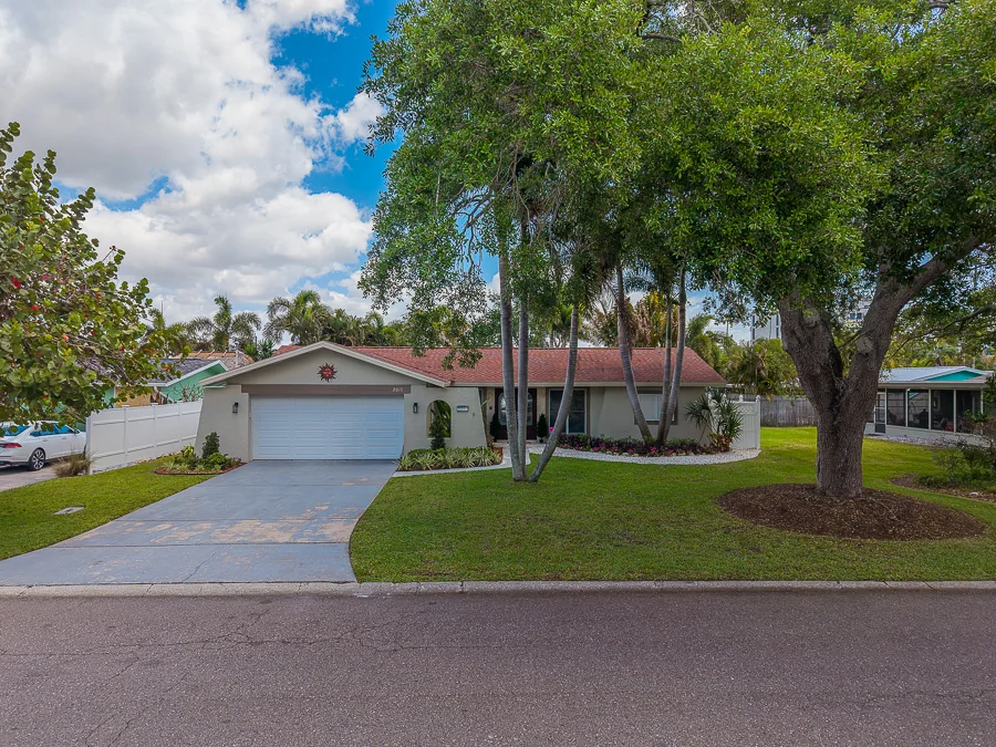 Real estate photography — 2017 Cove Drive, Largo, Florida, 33774 | 4D Productions