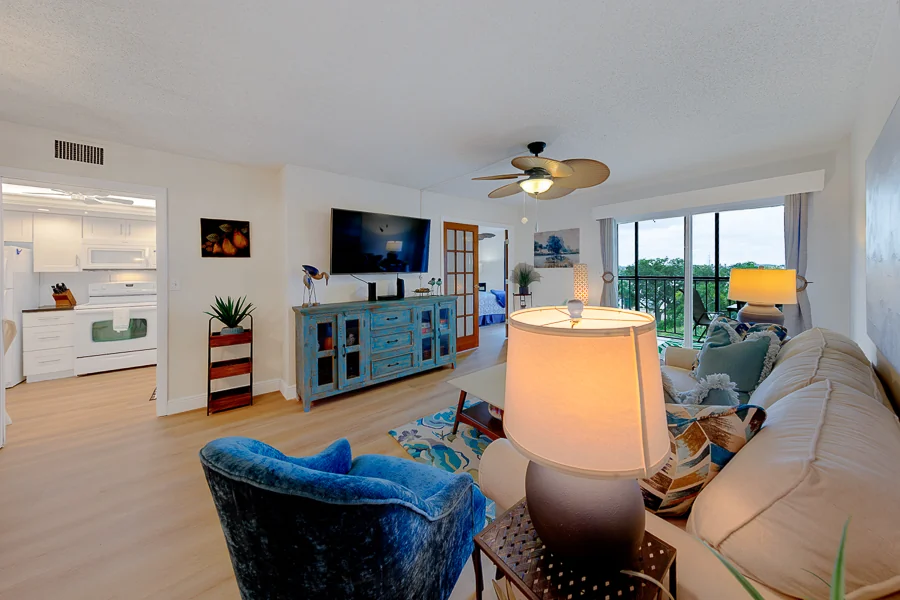 Real estate photography — 19029 US Highway 19 North, Clearwater, Florida, 33764 | 4D Productions