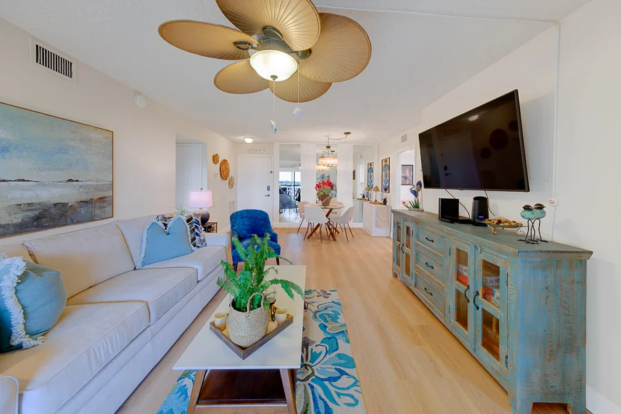 Real estate photography — 19029 US Highway 19 North, Clearwater, Florida, 33764 | 4D Productions