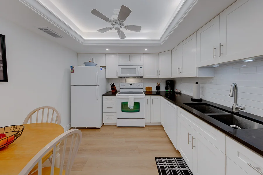 Real estate photography — 19029 US Highway 19 North, Clearwater, Florida, 33764 | 4D Productions