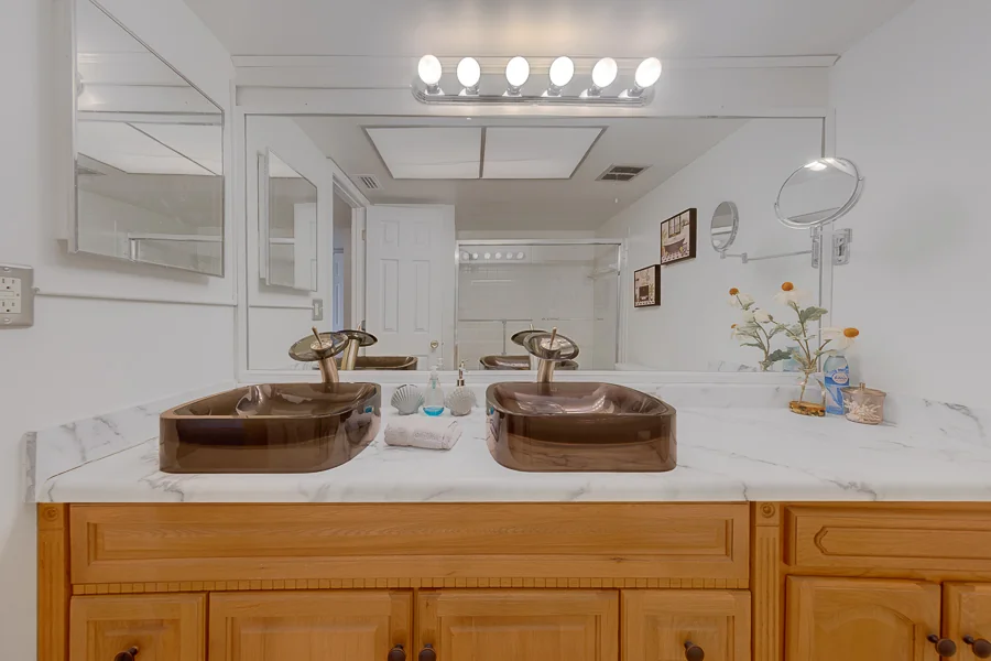 Real estate photography — 19029 US Highway 19 North, Clearwater, Florida, 33764 | 4D Productions