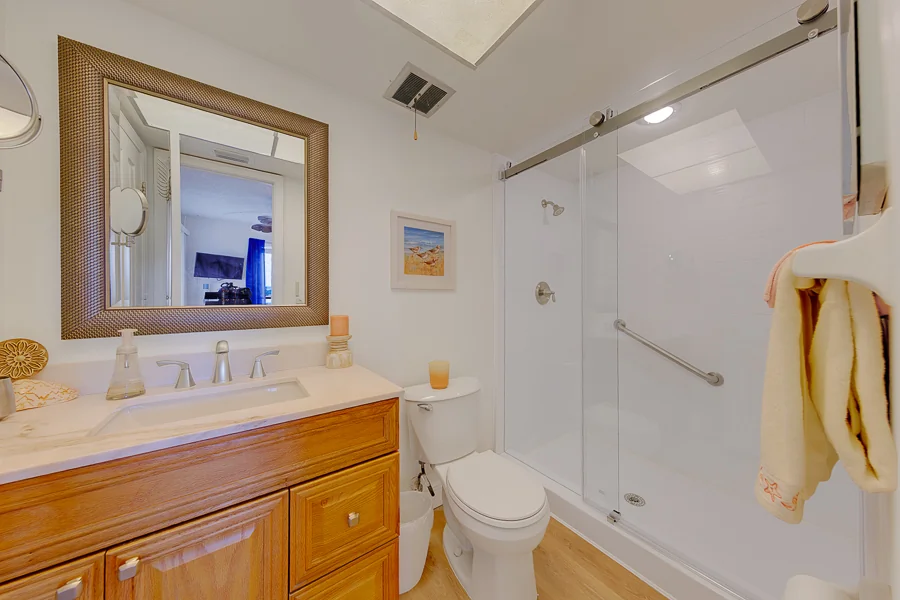 Real estate photography — 19029 US Highway 19 North, Clearwater, Florida, 33764 | 4D Productions