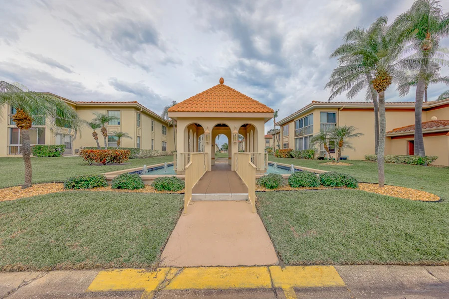 Real estate photography — 19029 US Highway 19 North, Clearwater, Florida, 33764 | 4D Productions