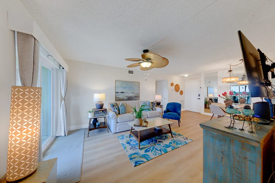 Real estate photography — 19029 US Highway 19 North, Clearwater, Florida, 33764 | 4D Productions