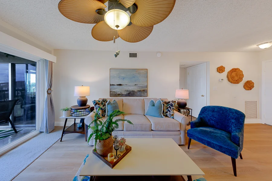 Real estate photography — 19029 US Highway 19 North, Clearwater, Florida, 33764 | 4D Productions