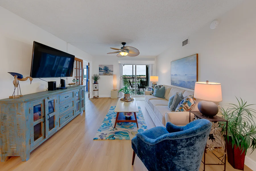 Real estate photography — 19029 US Highway 19 North, Clearwater, Florida, 33764 | 4D Productions