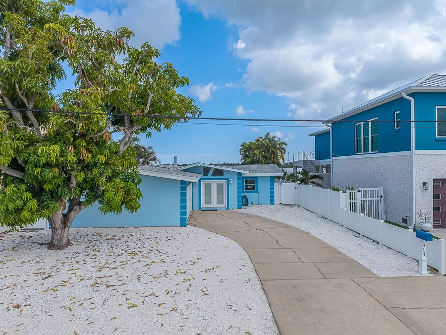 Real estate photography — 814 Bay Point Drive, Madeira Beach, Florida, 33708 | 4D Productions