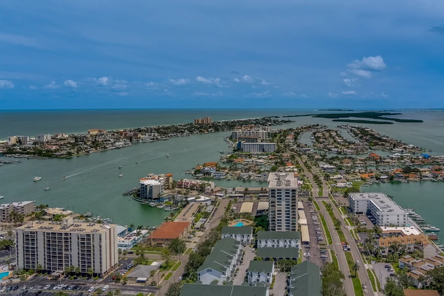 Real estate photography — 423 Mandalay Avenue, Clearwater Beach, Florida, 33767 | 4D Productions