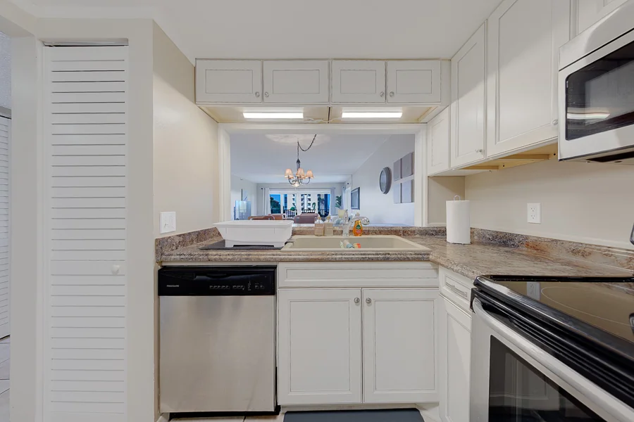 Real estate photography — 19531 Gulf Boulevard, 307, Indian Shores, Florida, 33785 | 4D Productions